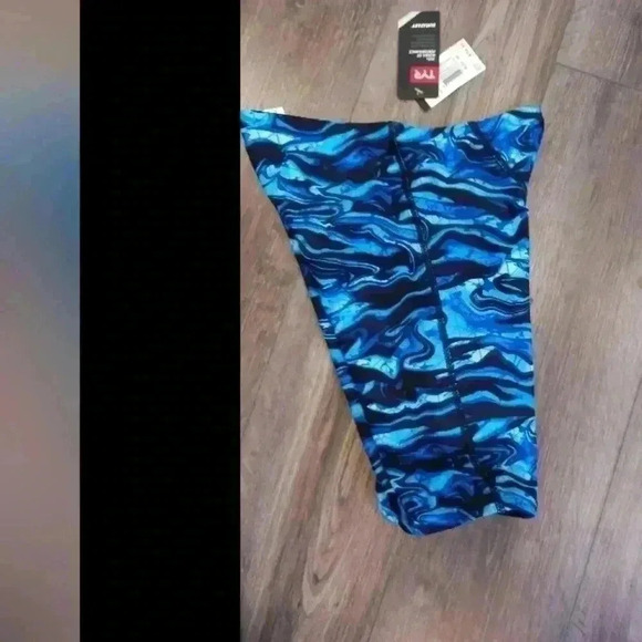 Tyr gym  shorts - Picture 5 of 5